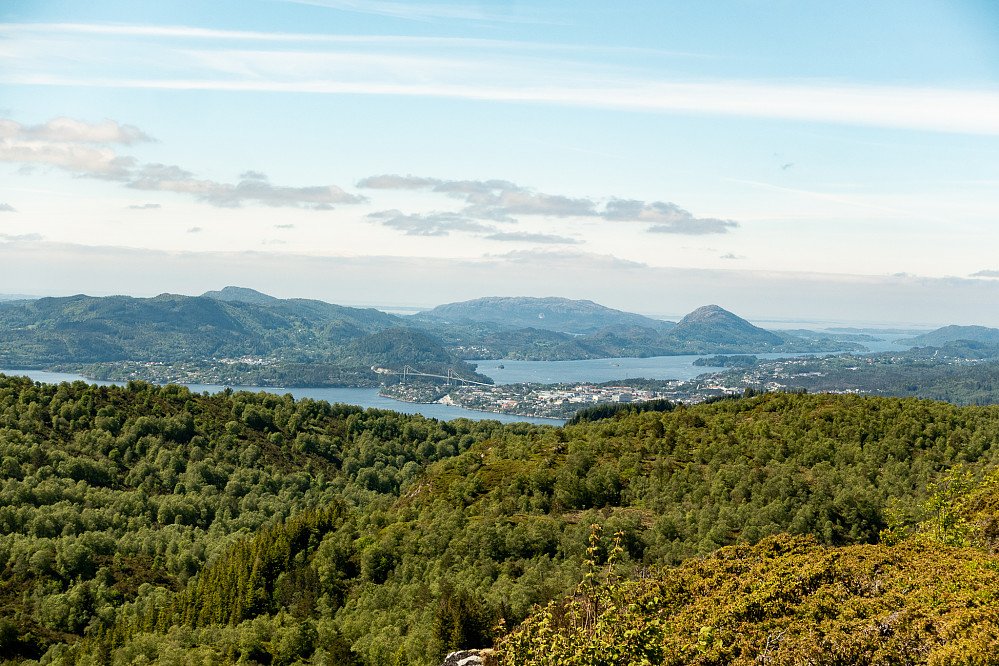 Utsikt mot Knarvik og Holsnøy i bakgrunnen