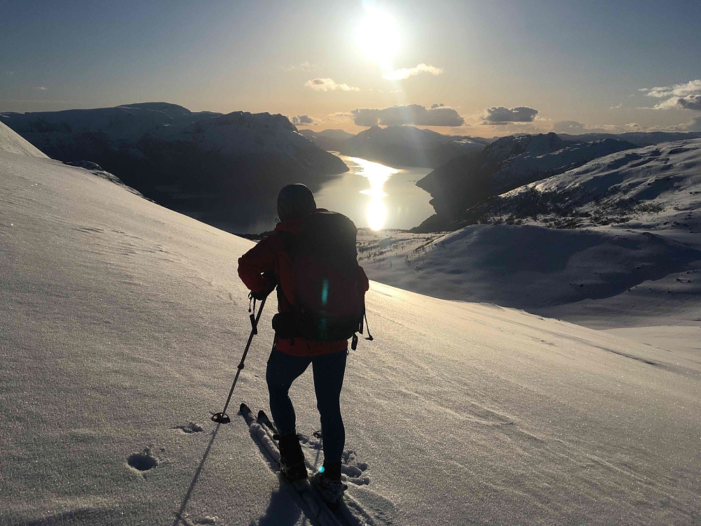 Lise lurer på om ho skal ta seg ein tur på Lotsbergnibba til kvelden