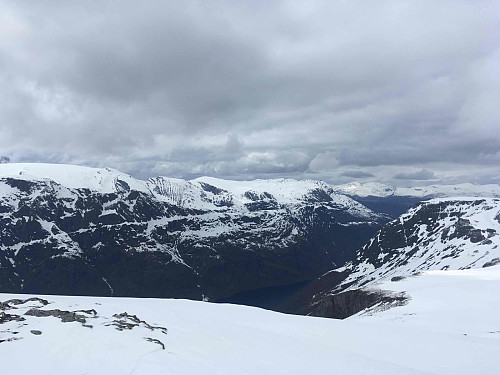 Mot Hyenfjorden, og dei stilige hyllesystema.