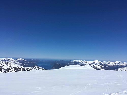 Fin utsikt, men litt vanskelig fotovinkel. Mange bilete med sånn platå nederst.