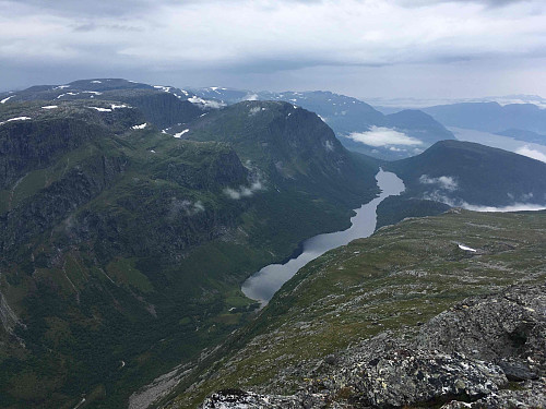 Langedalsvatnet med Smørløysa, Svineryggen (høgast bak), Blåfjellet og Busperraksla til venstre, og Arnestadfjellet lavare til høgre