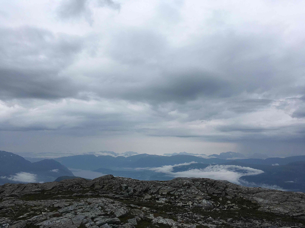 Mot nord, med Felden, Trollevasstinden, Matøskja og Eidskyrkja høgst i bagrunnen. Nordfjorden, Anda og Lotefjella lenger framme