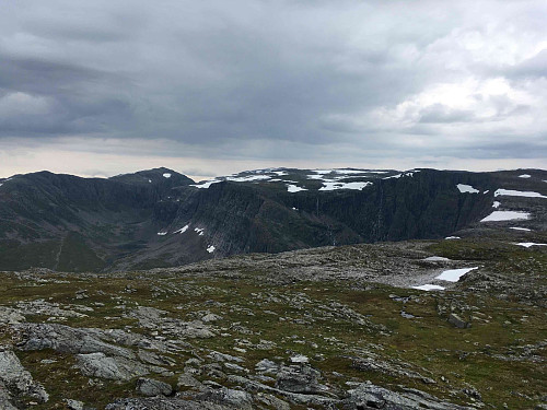 Jardalen med Storevarden høgast, og Tverrfjellet med snø på
