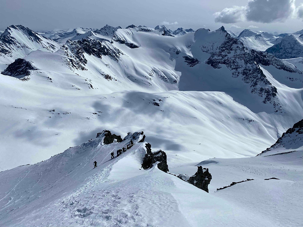 Av med ski på med stegjern