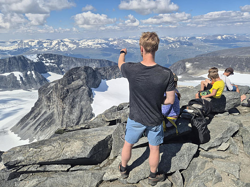Heldigvis for far var det ei dame som lurte fælt på kva fjell ho eigentlig såg her frå Galdhøpiggen.