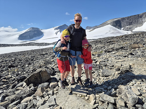 På veg ned frå toppen valde vi å levitere over breen. 