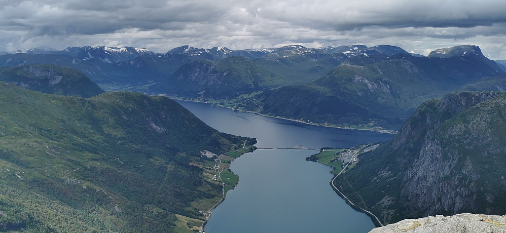 Ifrå Grovanipa ned mot Kjøsnesfjorden/Jølstravatnet