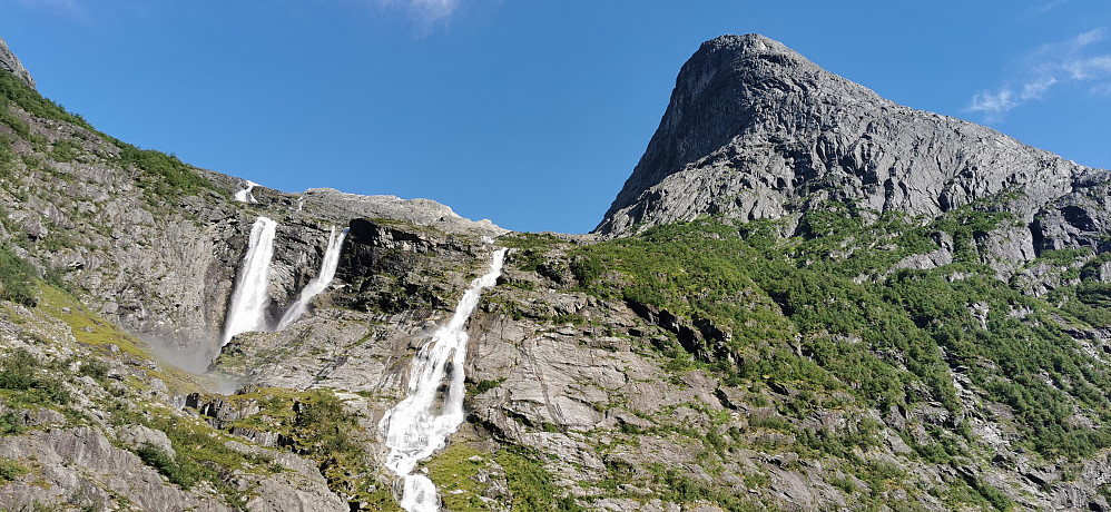 Etter tur måtte ein inn til det innerste i Kjenndalen og skue det ville & det vakre. Like ved Tjuvskora, som har eit navn og eit sagn! Det står eindel om sagnet og Bødalsfjellet på sider 38 og 39 i Breføreren - Opp- og nedganger på breer i Norge. Den Norske Turistforening & Fjellsport DNT. ISBN-82-90339-11-9