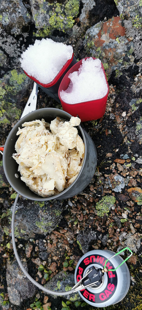 Nokre snøfonner redda litt væske til oppvarming av fløtegratinerte poteter og kaffe. 