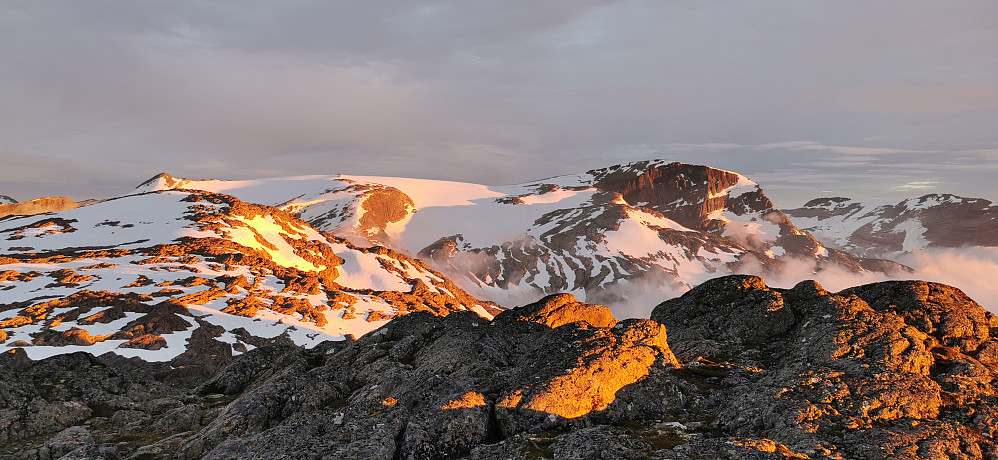 Nydelig solnedgang i fjella og mot Gjegnen 1670 moh og Gjegnalundsbreen.