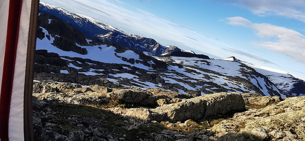 Hærleg å vakne i 06. tida på morgenkvisten på Nosa 1231 ifrå dette teltskuet! Dette lova betre enn bra etter gårsdagens temmelig skiftandes vestlandsver!!