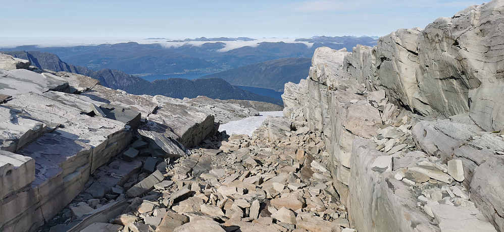 Ifrå Bukkenibba 1520 moh Høgefjellet 1411 moh Mykje opp og ned med eit finurlig stein terreng å bevege seg i <3 