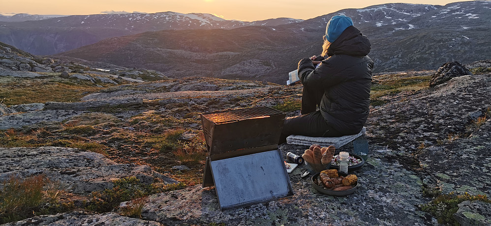 Rakk solnedgangen på Sognefjellet med god tid til å slappe av med ei god bok og fin grilling. 