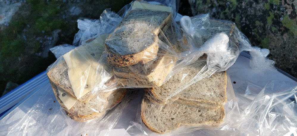 Ganske så hærleg å ete frukost i det fri på Sognefjellet og smøre dagens nistepakke for dagens tur til Tordsnose med beste utsikta til...
