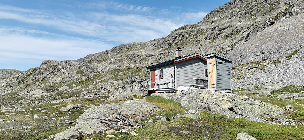Grønvassbu 1290 moh Eigentlig låst, men med nøkkel i glasshus til nød. Ein eller anna har vore i nød, for glasset var knust. Men, nøkkelen hang der fortsatt! 