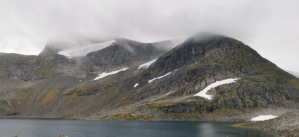 Mot Hanekammen 1651 og hengebreen der. Den klassiske skiruta går der. 