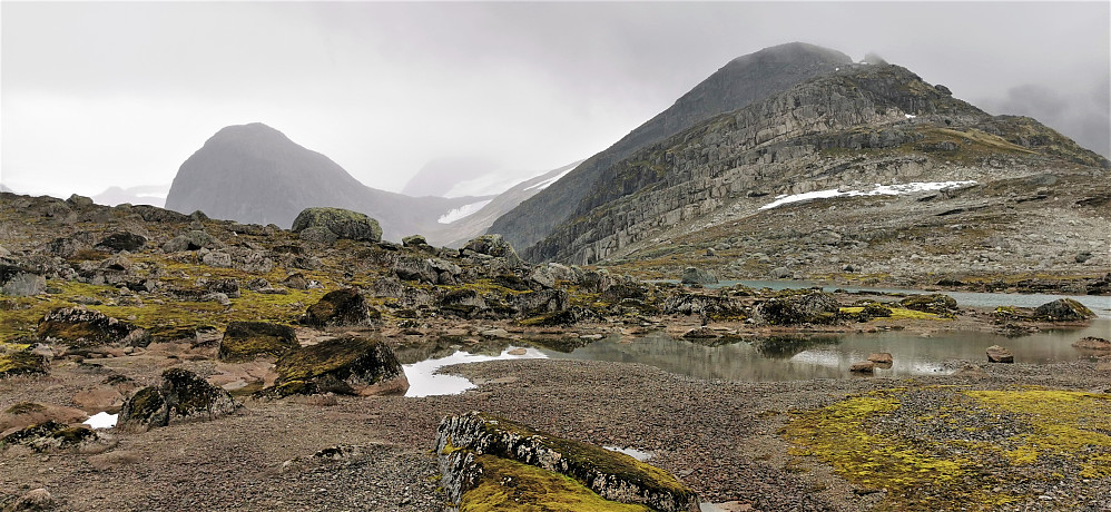 Bakerst til venstre ligg neste turmål Middagsnibba 1443 Jostedalsbreen/Stryn