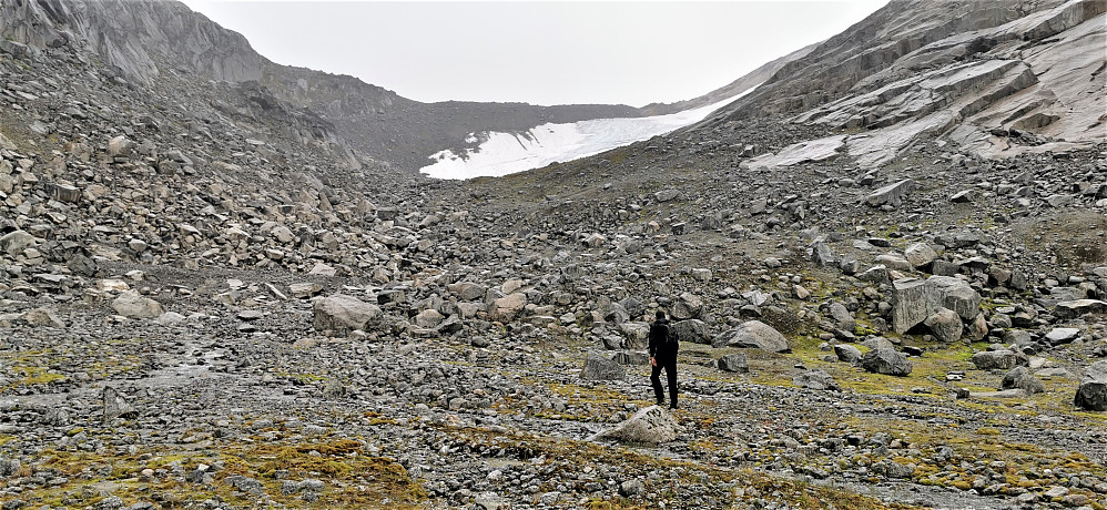 Eit spennande terreng opp mot Middagsnibba 1443 Jostedalsbreen/stryn