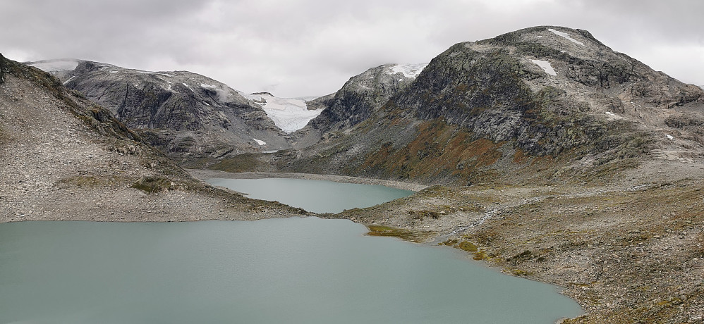 Mot Pendlebakknipa 1464 moh og bakerst til venstre i bildet mot hovudmålet på turen 1447 moh ved Vetlefjordbreen - Balestrand/Jostedalsbreen.