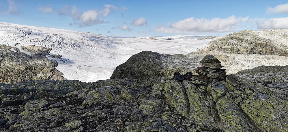  Ein liten varde måtte til på eit så vakkert "gromfjell" 1447 moh ved Vetlefjordbreen. 