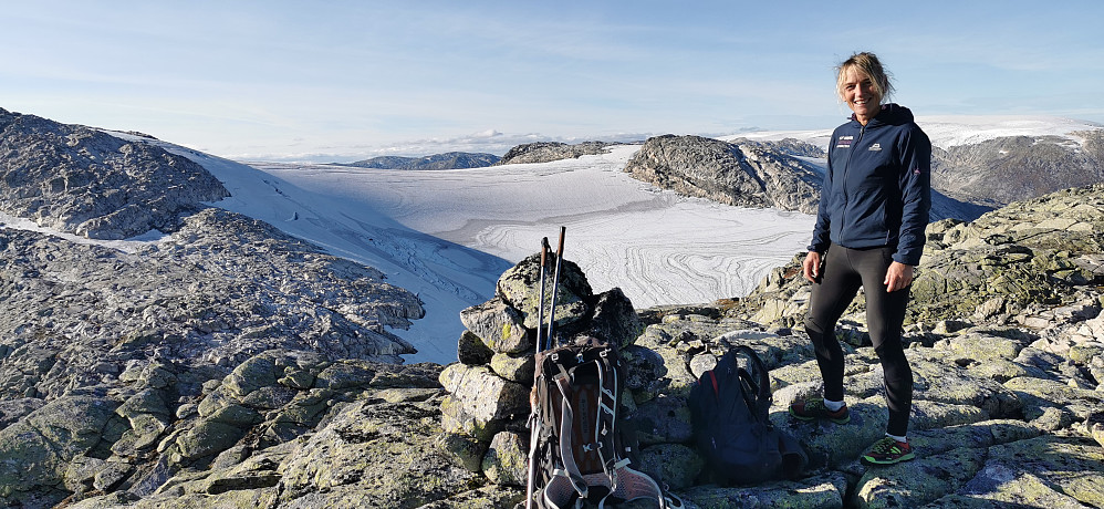 I retur og siste topp Fremstagretta 1316 moh. Balestrand/Jostedalsbreen/ Sogndal med brearm av Jostefonni med  Pendlebakknipa 1464 moh