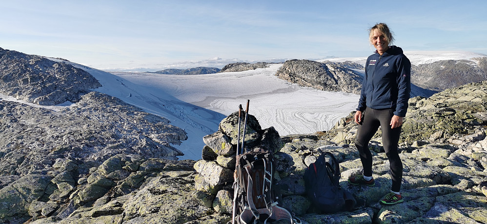 I retur og siste topp Fremstagretta 1316 moh. Balestrand/Jostedalsbreen/ Sogndal med brearm av Jostefonni med Pendlebakknipa 1464 moh