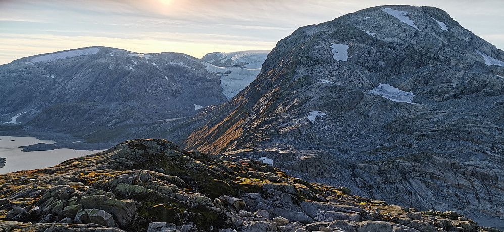 Tilbakeblikk i kvelds sola ifrå Fremstagretta 1316 mot to vakre edelsteiner av fjell; Pendlebakknipa 1464 & ikkje minst den aller grommaste toppen 1447 moh ved Vetlefjordbreen 