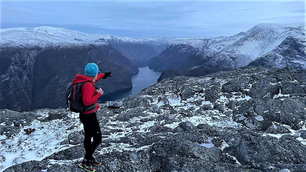 Nydelig utkikstopp er Lægdafjellet mot Aurlandsfjorden; Nærøyfjorden og til Stigen ved Undredal. Ser fram til padletur dit til vårparten.