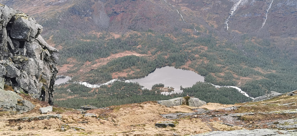 Ifrå Storfjellet og ned til Hovslåttene og til turistattraksjonen Likholefossen.