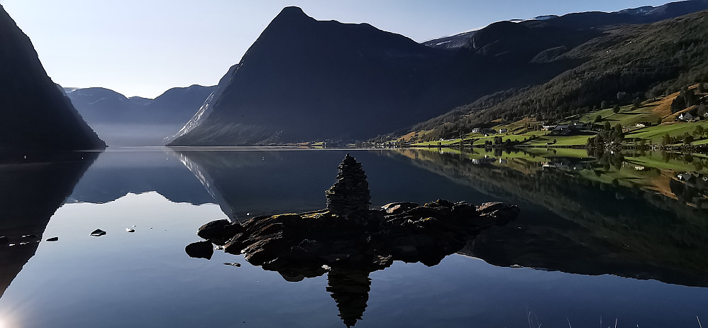 Stemning ifrå Kjøsnesfjorden/Jølstravatnet på veg til eit like vakkert rike like ved oppe ved Jostedalsbreen. 
