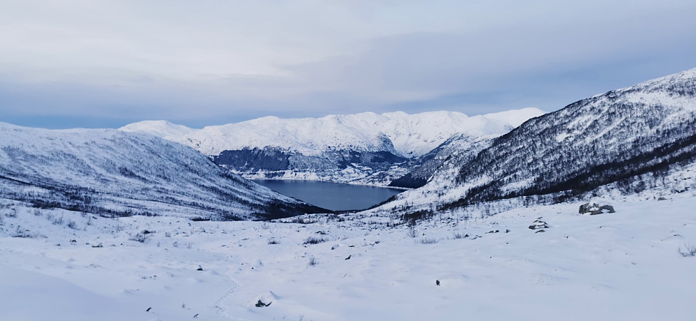 Ifrå Styggevatnet 942 moh mot Bjørndalen og Jølstravatnet
