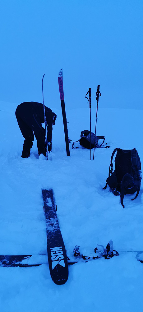 Endelig kunne ein renne og nyte pudder snøen med litt meir sikt og hodelykt over Grøssete på ca 1200 moh og tilbake til bilen.