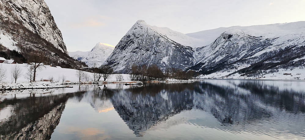 Stille vinterstemning innover Kjøsnesfjorden ved brua.