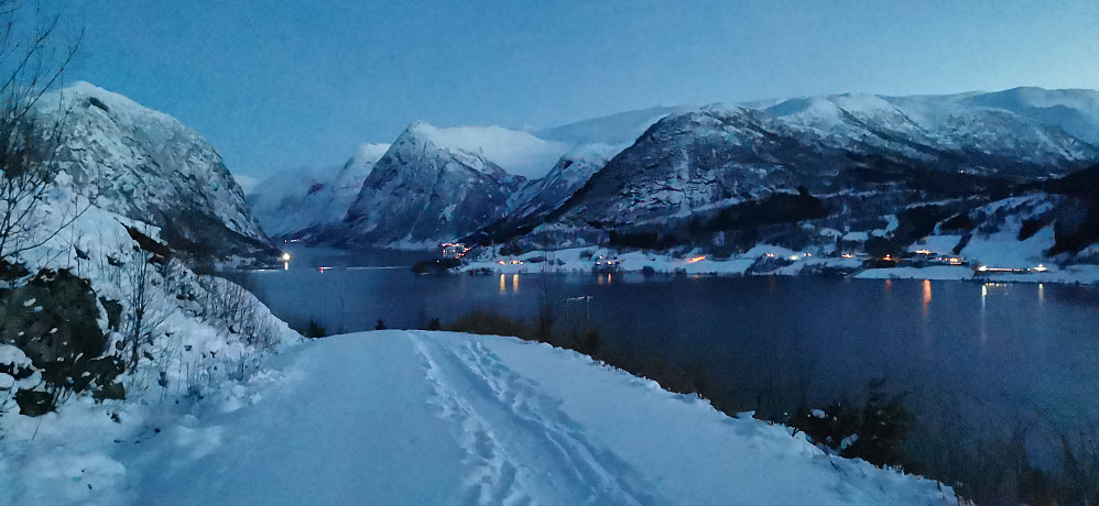 Mot Kjøsnesfjorden/Jølster