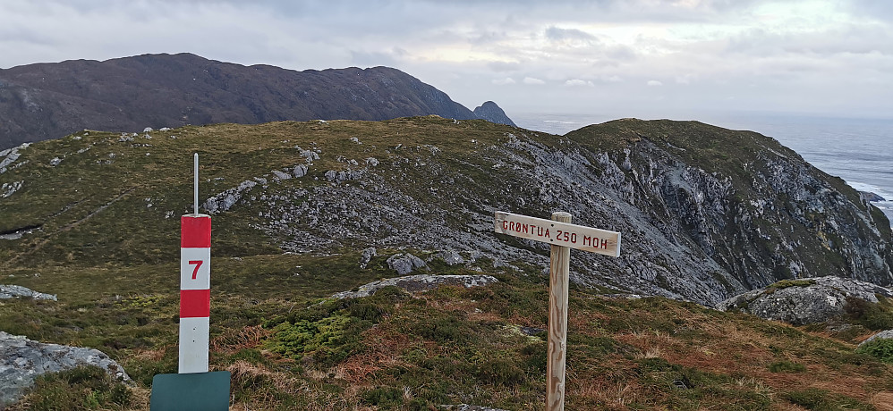 Ifrå toppen av Hornet /Sjurfjellet mot Rinden 369 moh og til neste turmål markante Dollsteinen 227 moh