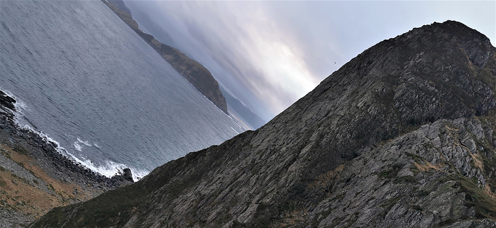 Fascinerende å sjå havet bryte inn mot steile klipper og i fjell landskapet med alle dei fine strendene. Nydelig å kjenne den mektige havlufta og endå kunne høyre den artige lyden av den majestetiske havørna som seglar i vindstrømmane her ute! 