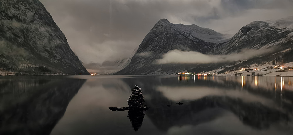 Store kontraster ifrå storhavet oppe ved Stadhavet til Kjøsnesfjorden i Jølster på heimtur til kvelden. Med mektig natur på kvar sin fine måte :) 
