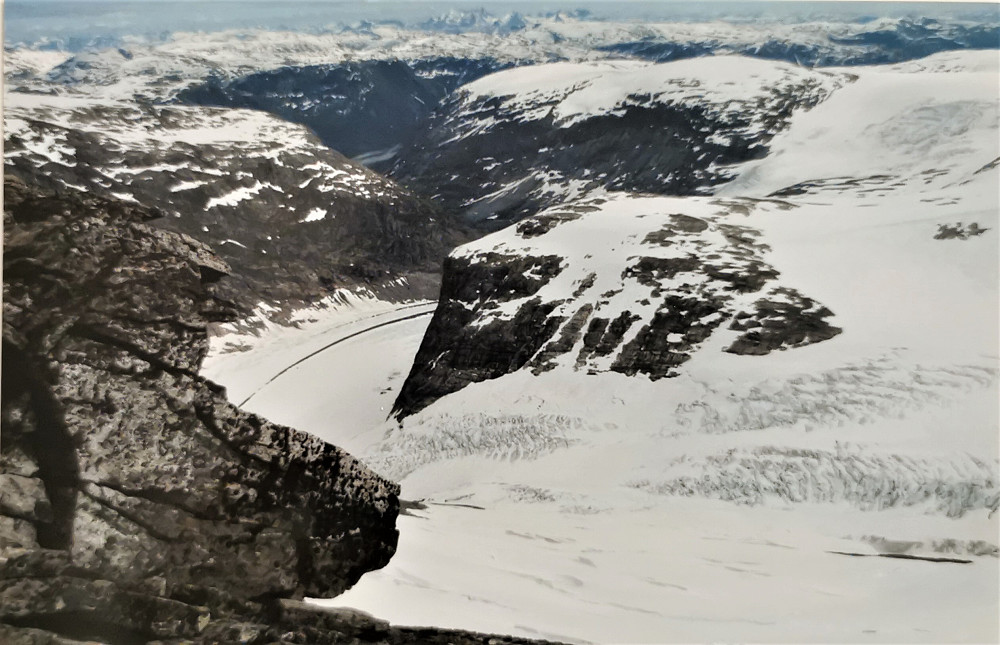 Ifrå Lodalskåpa og flott syn ned mot brefallet Småttene og Lodalsbreen. 