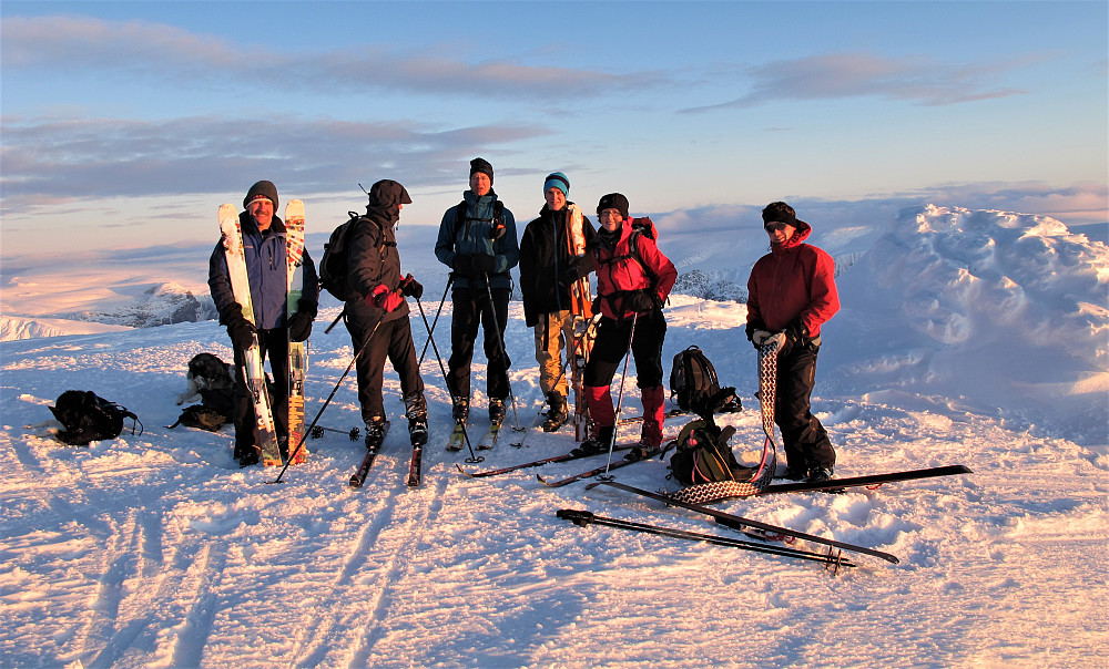 Ein trivelig gjeng på toppen av Snønipa denne godversdagen!