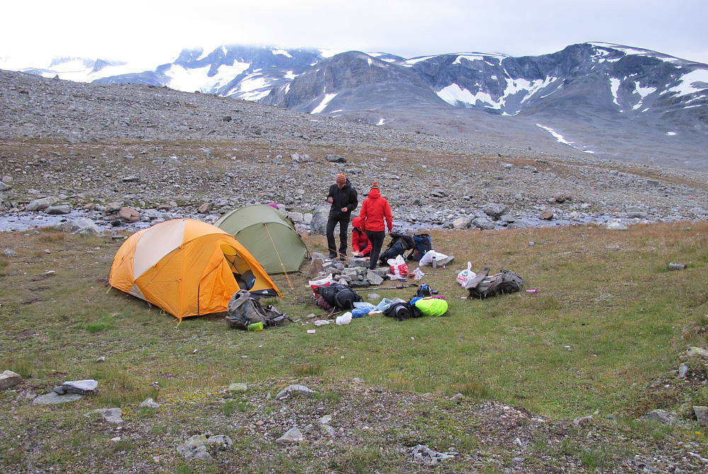Telta på plass kl 18.30 og lang kveld til matlaging, prat og kortspel :) 
