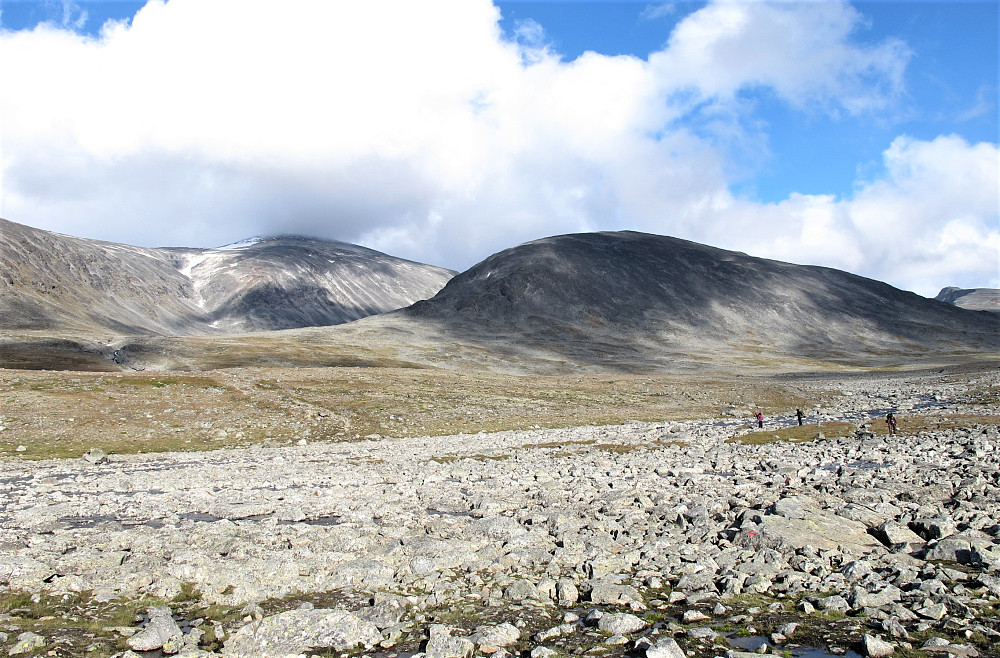 På veg ned til bilen var det uvær på gang! Det begynte å dra seg til ganske raskt med vind. Vi kom oss over Sognefjellet i riktig time på sommerdekk. Før vegen vart stengt på grunn av uver og snøforhold. 