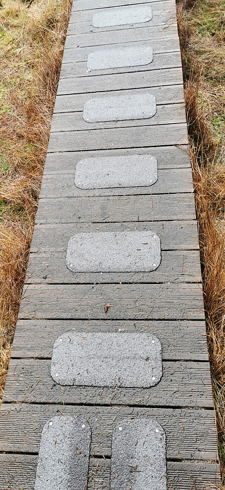Denne hadde eg sansen for når dei først ligger ute! Har hatt nokre uhell på sleipe treverk, når ein springer avgårde!