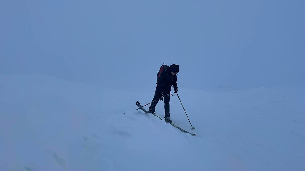Knotete greier med vind og lite sikt på toppen av Søre Knipen ifølge Gps og ei runde på platået! Neste topp Graveskarnosi like ved vart uaktuelt i dette veret! 