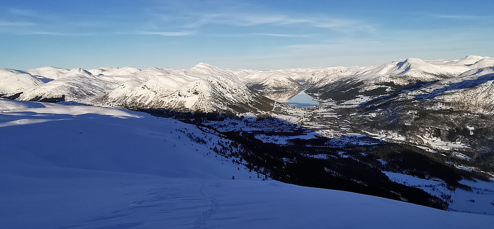 Alltid eit magisk skue innover Jølstrafjella med eit stille Jølstravatn.