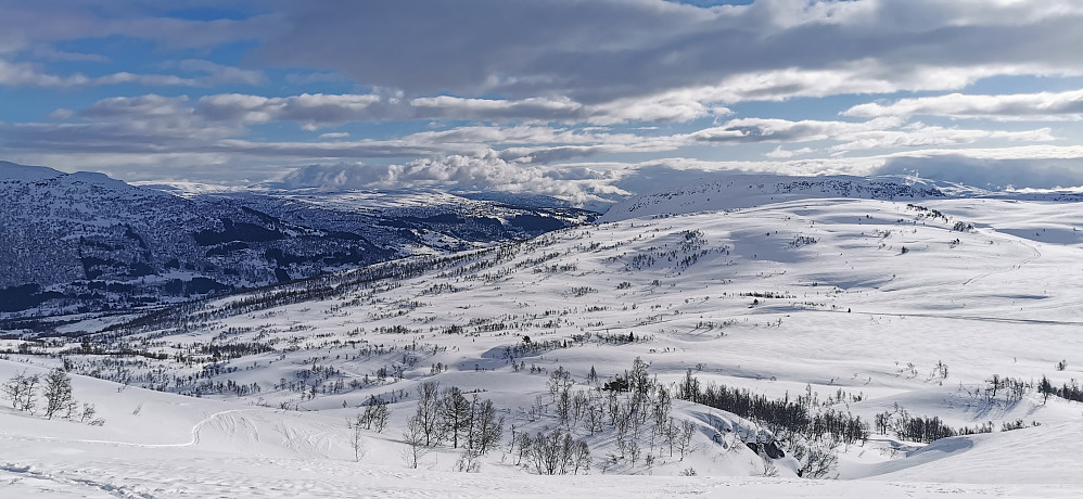 Mykje folk, også to hundespann var å sjå i dei preparerte løypene imellom fjell og lier. Flott skue å sjå :) 