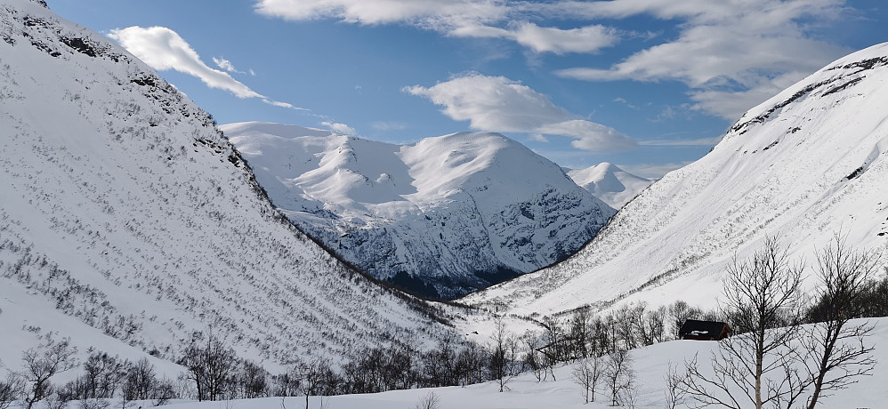 Ifrå Haugastøylen med utsikt over Haugadalen og ned mot Høyset i Stardalen.