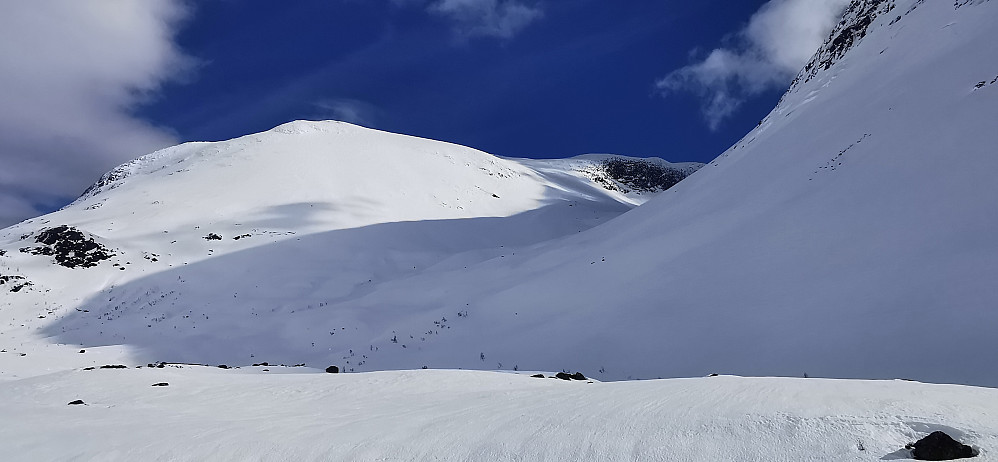 Ifrå Haugastøylen mot Jostebotnen og Hanekammen 1651 moh Med eit nydelig nedrenn ifrå ein ypperlig ski klassiker. 