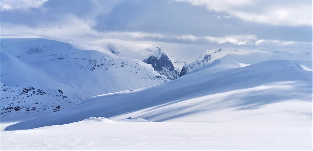 Skybanken som låg lenge over Jostedalsbreen, kom brått og raskt til toppen av Snønipa på ettermiddagen. 