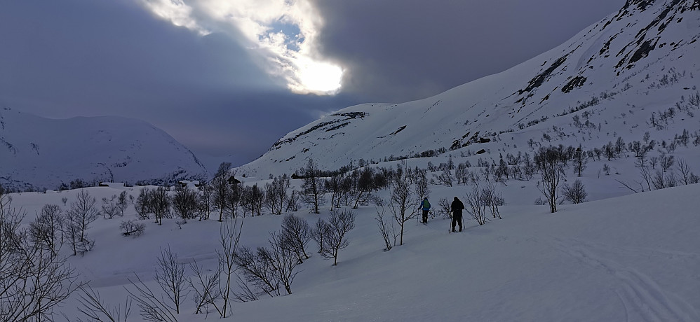 Vekslande skyer og sol nede igjen ved Haugastøylen.