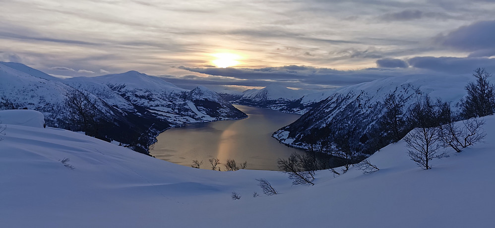 Solnedgang over Jølstravatnet og heim igjen til Rabben i Sanddalen.